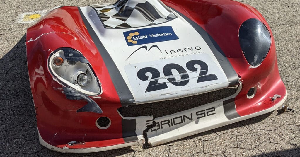 En smadret splitter og glasfiberskader.